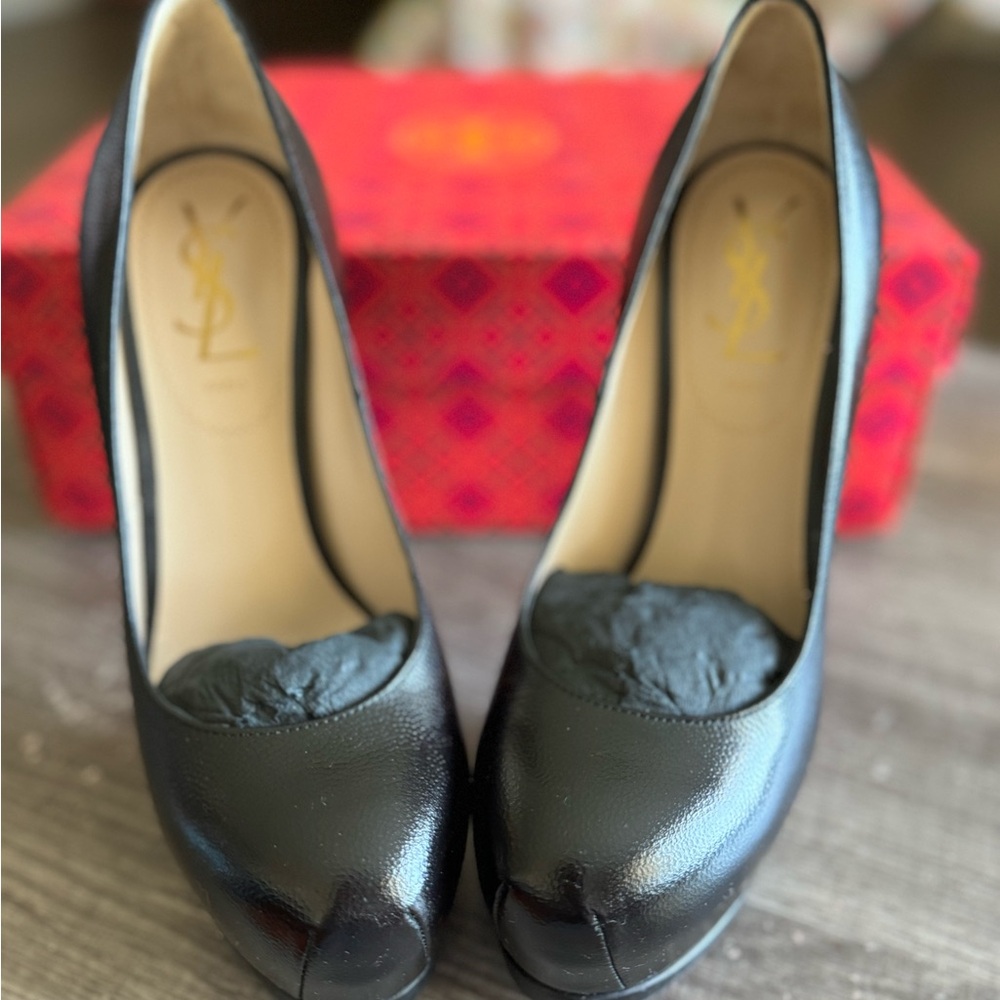 Yves Saint Laurent black leather heels in excellent conditions! Size 34.5/4.5